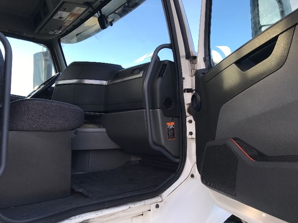 Day Cab Tractor-Heavy Duty Tractors-Volvo-2020-VNR64300-Katy-TX-516,894\n\t\tmiles-$ 51,750 - Image 12