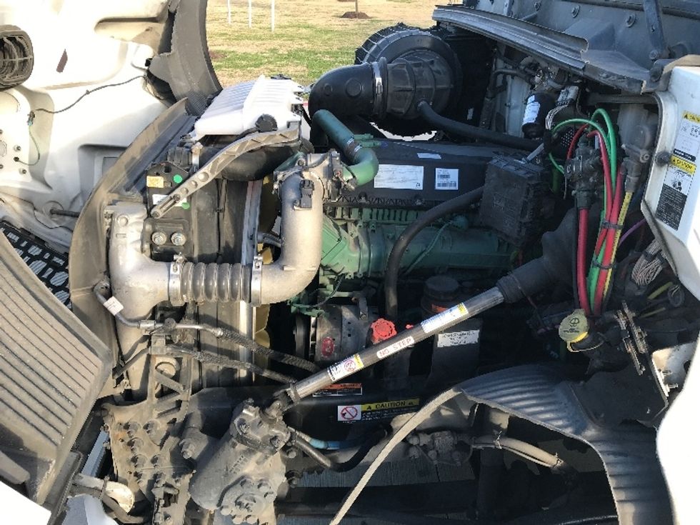 Day Cab Tractor-Heavy Duty Tractors-Volvo-2020-VNR64300-Katy-TX-516,894\n\t\tmiles-$ 51,750 - Image 16