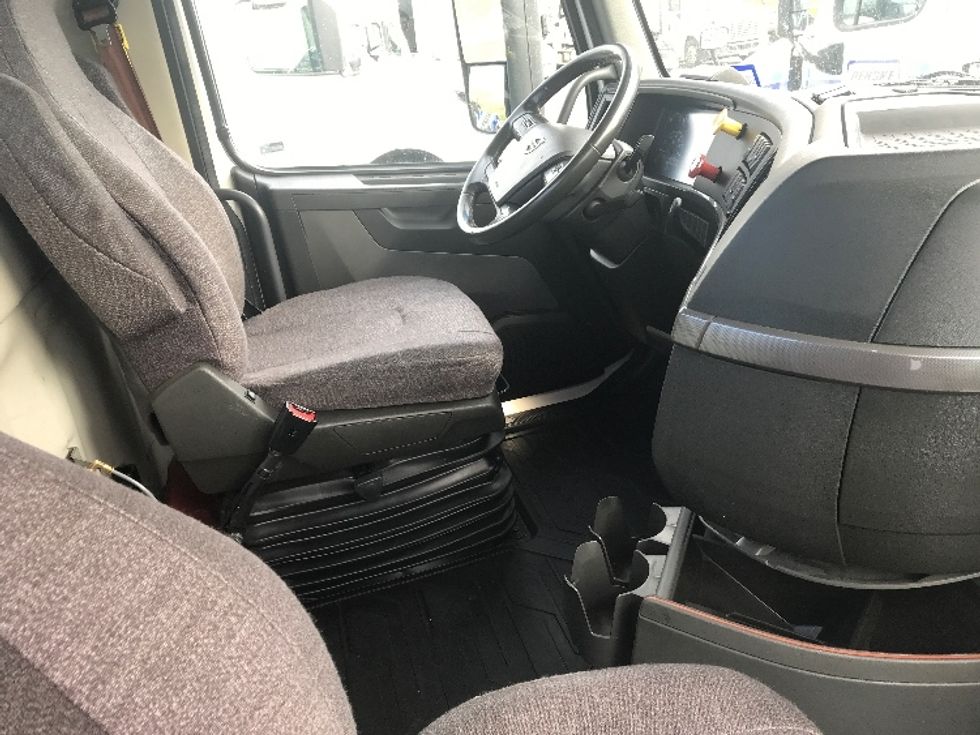 Day Cab Tractor-Heavy Duty Tractors-Volvo-2020-VNR64300-Katy-TX-519,174\n\t\tmiles-$ 51,500 - Image 14