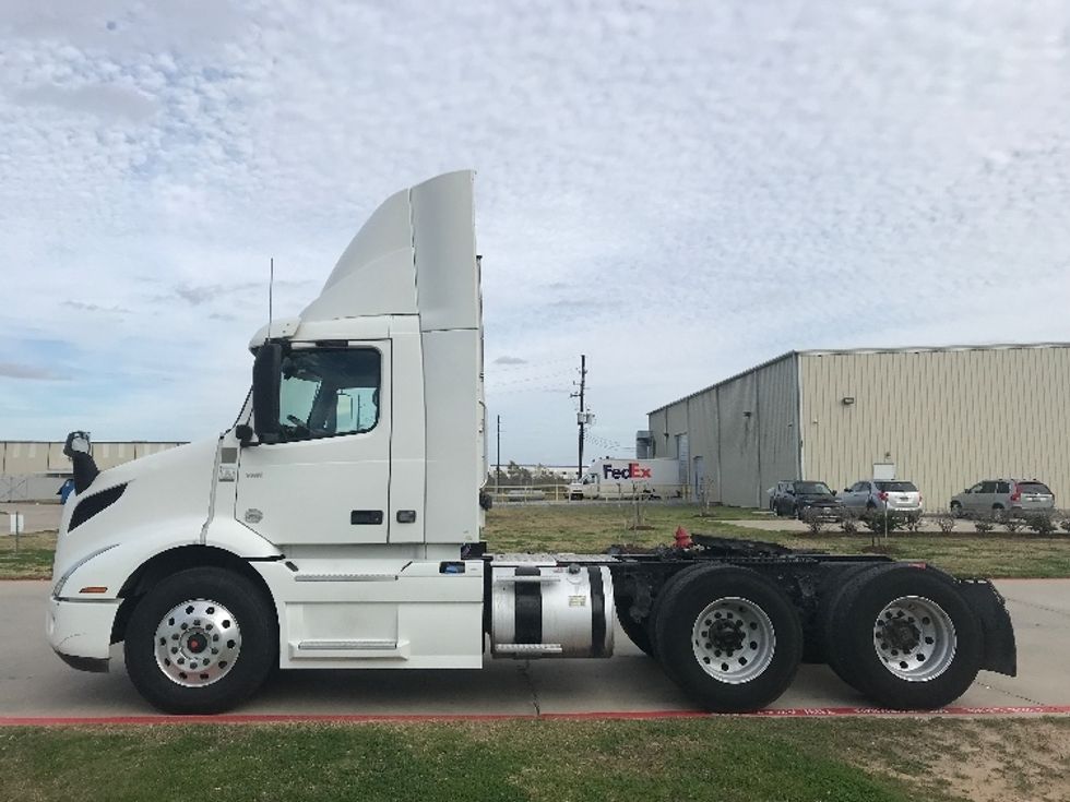Day Cab Tractor-Heavy Duty Tractors-Volvo-2020-VNR64300-Katy-TX-519,174\n\t\tmiles-$ 51,500 - Image 4