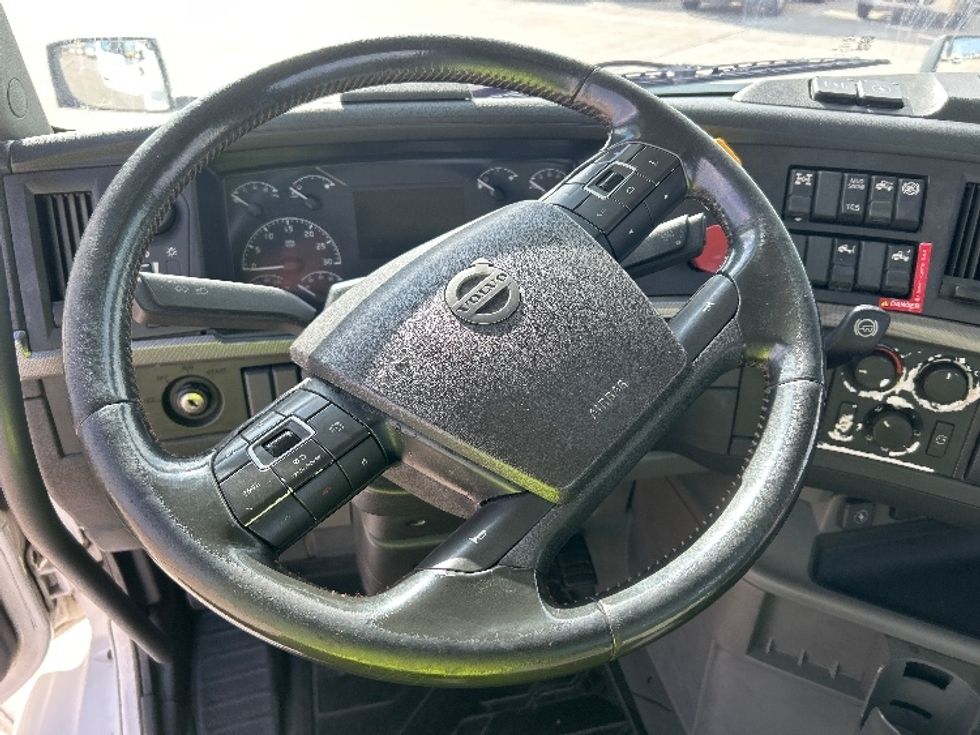 Day Cab Tractor-Heavy Duty Tractors-Volvo-2020-VNR64300-Katy-TX-521,093\n\t\tmiles-$ 37,500 - Image 11