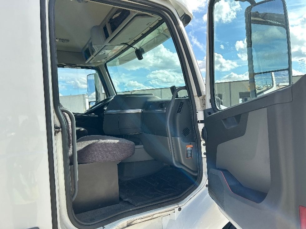 Day Cab Tractor-Heavy Duty Tractors-Volvo-2020-VNR64300-Katy-TX-521,093\n\t\tmiles-$ 37,500 - Image 12