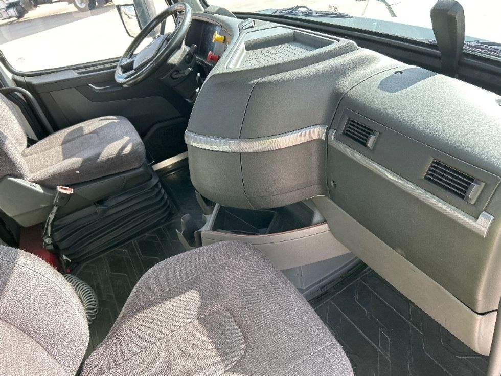 Day Cab Tractor-Heavy Duty Tractors-Volvo-2020-VNR64300-Katy-TX-521,093\n\t\tmiles-$ 37,500 - Image 13