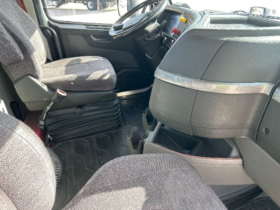 Day Cab Tractor-Heavy Duty Tractors-Volvo-2020-VNR64300-Katy-TX-521,093\n\t\tmiles-$ 37,500 - Image 14