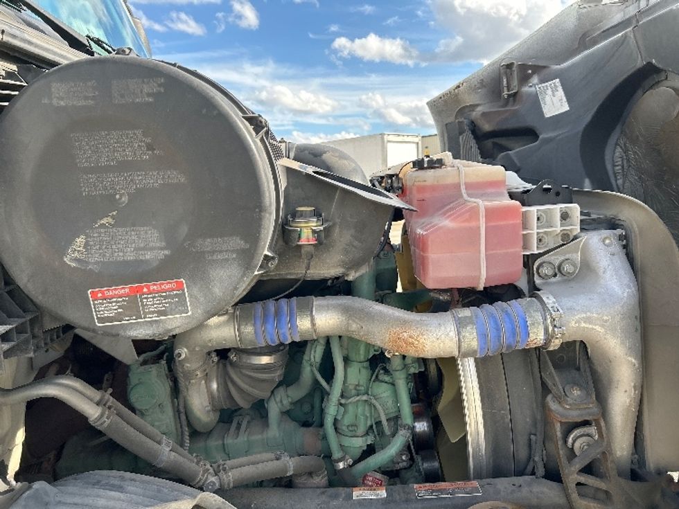 Day Cab Tractor-Heavy Duty Tractors-Volvo-2020-VNR64300-Katy-TX-521,093\n\t\tmiles-$ 37,500 - Image 15