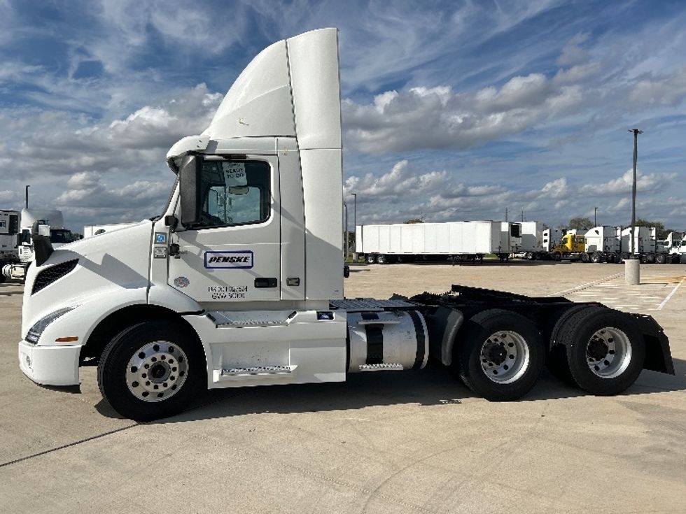Day Cab Tractor-Heavy Duty Tractors-Volvo-2020-VNR64300-Katy-TX-521,093\n\t\tmiles-$ 37,500 - Image 4