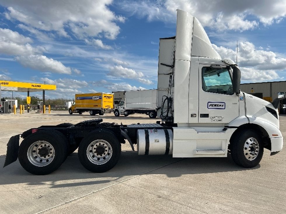 Day Cab Tractor-Heavy Duty Tractors-Volvo-2020-VNR64300-Katy-TX-521,093\n\t\tmiles-$ 37,500 - Image 8