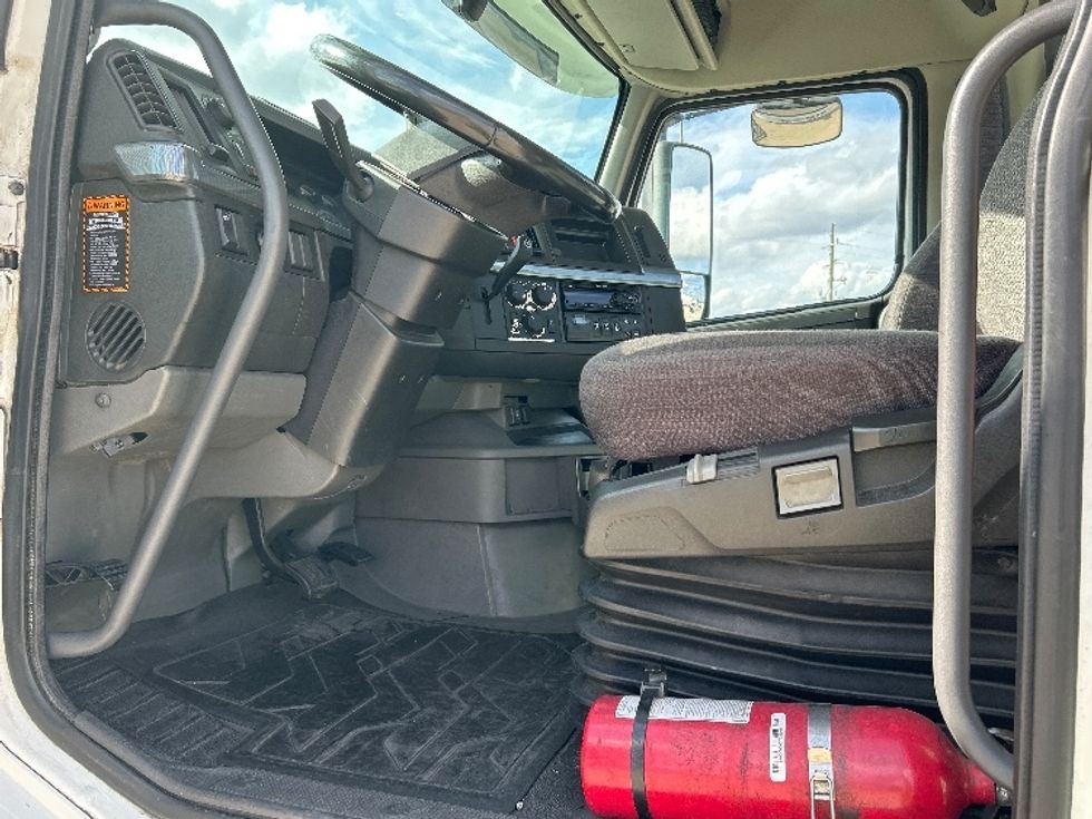 Day Cab Tractor-Heavy Duty Tractors-Volvo-2020-VNR64300-Katy-TX-521,093\n\t\tmiles-$ 37,500 - Image 9