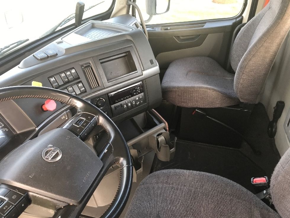 Day Cab Tractor-Heavy Duty Tractors-Volvo-2020-VNR64300-Katy-TX-537,082\n\t\tmiles-$ 49,750 - Image 10