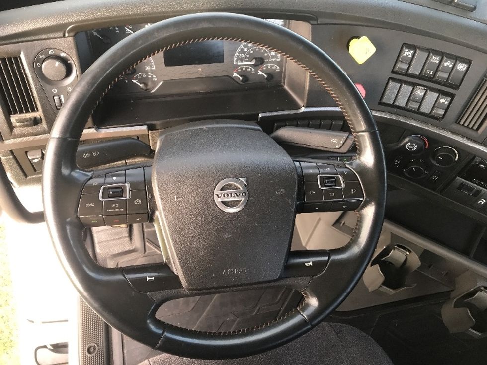 Day Cab Tractor-Heavy Duty Tractors-Volvo-2020-VNR64300-Katy-TX-537,082\n\t\tmiles-$ 49,750 - Image 11