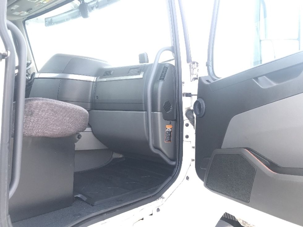 Day Cab Tractor-Heavy Duty Tractors-Volvo-2020-VNR64300-Katy-TX-537,082\n\t\tmiles-$ 49,750 - Image 12