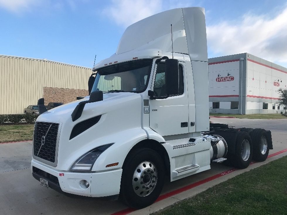 2020 Volvo Truck VNR photo 3
