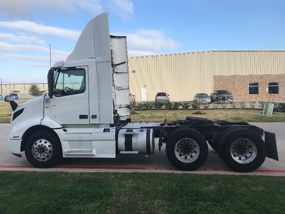 2020 Volvo Truck VNR photo 4
