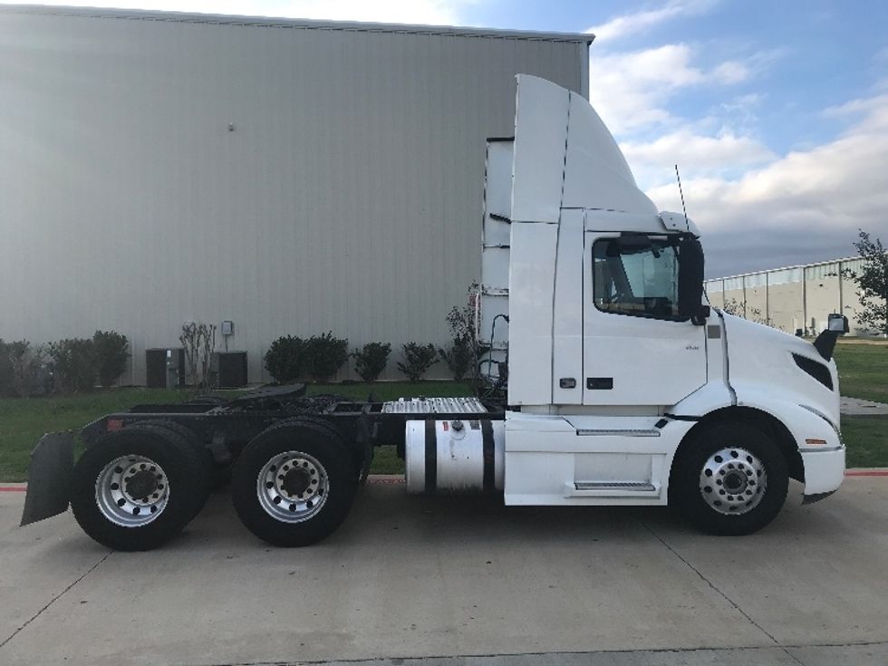 Day Cab Tractor-Heavy Duty Tractors-Volvo-2020-VNR64300-Katy-TX-537,082\n\t\tmiles-$ 49,750 - Image 8