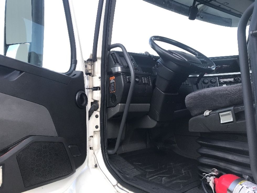 Day Cab Tractor-Heavy Duty Tractors-Volvo-2020-VNR64300-Katy-TX-537,082\n\t\tmiles-$ 49,750 - Image 9