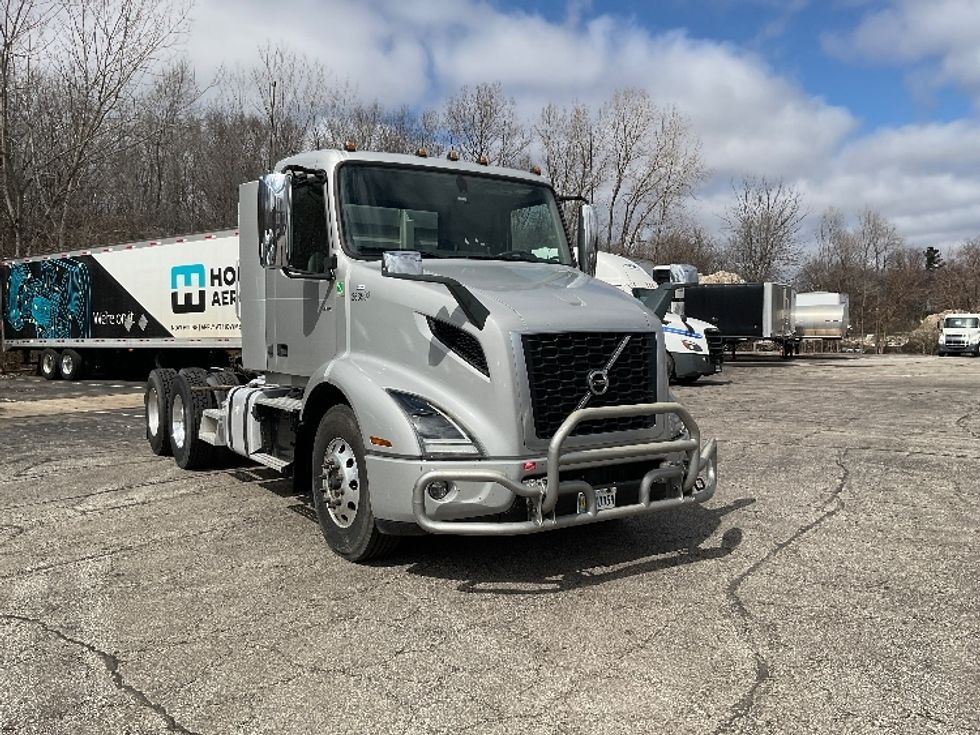 Day Cab Tractor-Heavy Duty Tractors-Volvo-2020-VNR64300-La Porte-IN-355,461\n\t\tmiles-$ 44,250 - Image 1