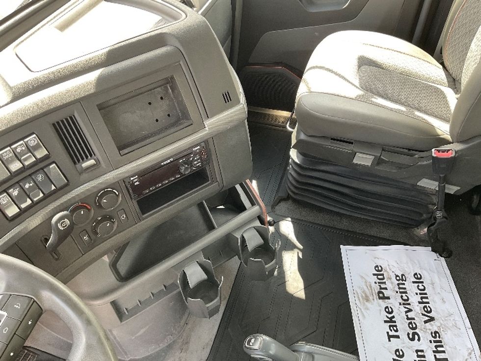 Day Cab Tractor-Heavy Duty Tractors-Volvo-2020-VNR64300-La Porte-IN-355,461\n\t\tmiles-$ 44,250 - Image 10
