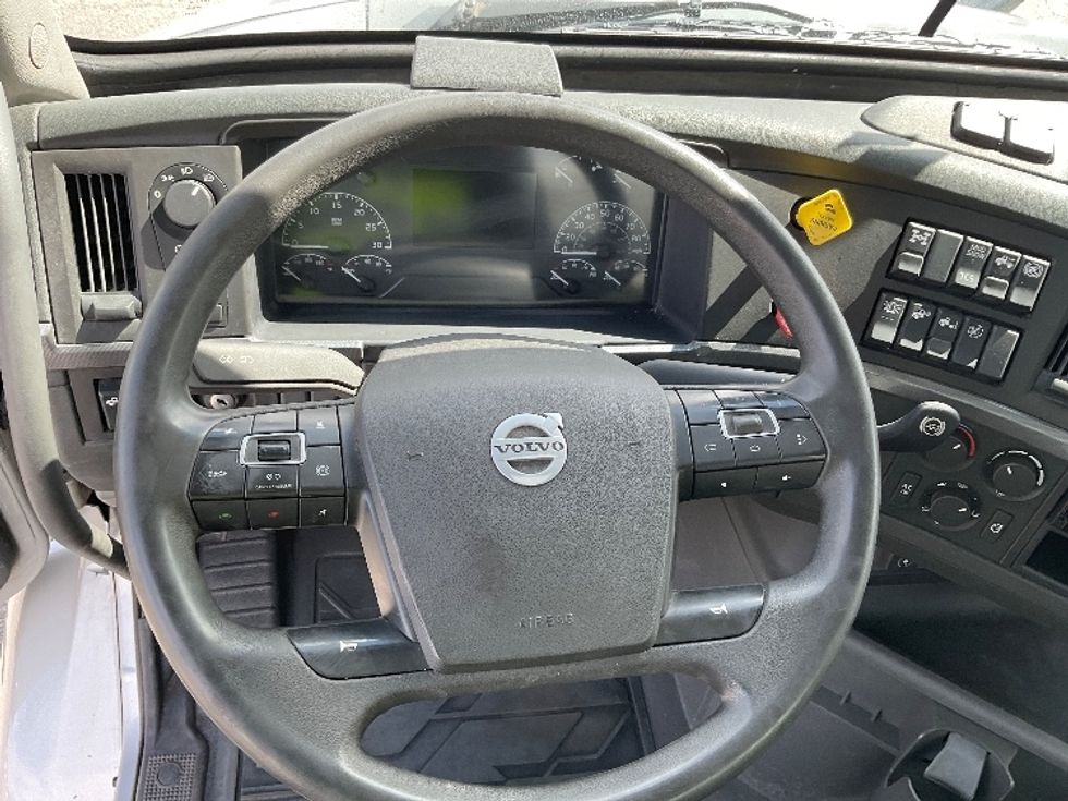 Day Cab Tractor-Heavy Duty Tractors-Volvo-2020-VNR64300-La Porte-IN-355,461\n\t\tmiles-$ 44,250 - Image 11