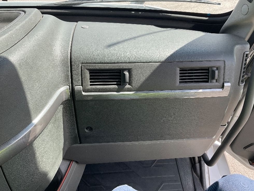 Day Cab Tractor-Heavy Duty Tractors-Volvo-2020-VNR64300-La Porte-IN-355,461\n\t\tmiles-$ 44,250 - Image 13