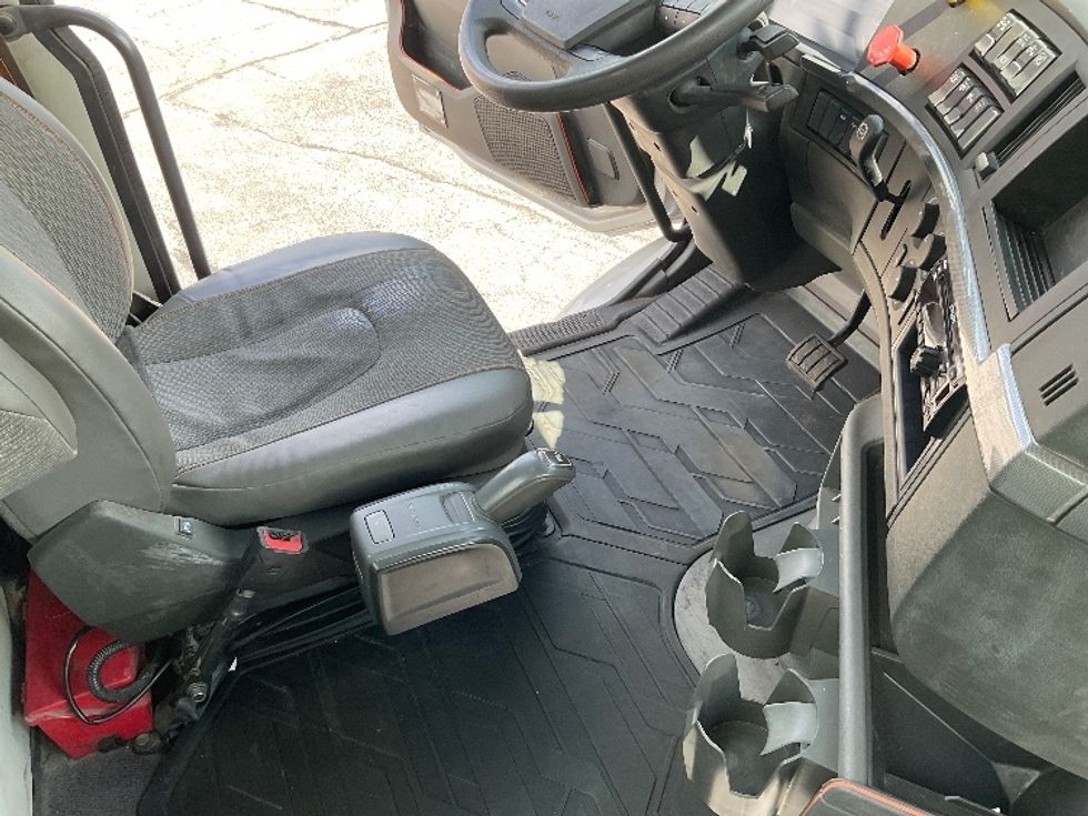 Day Cab Tractor-Heavy Duty Tractors-Volvo-2020-VNR64300-La Porte-IN-355,461\n\t\tmiles-$ 44,250 - Image 14