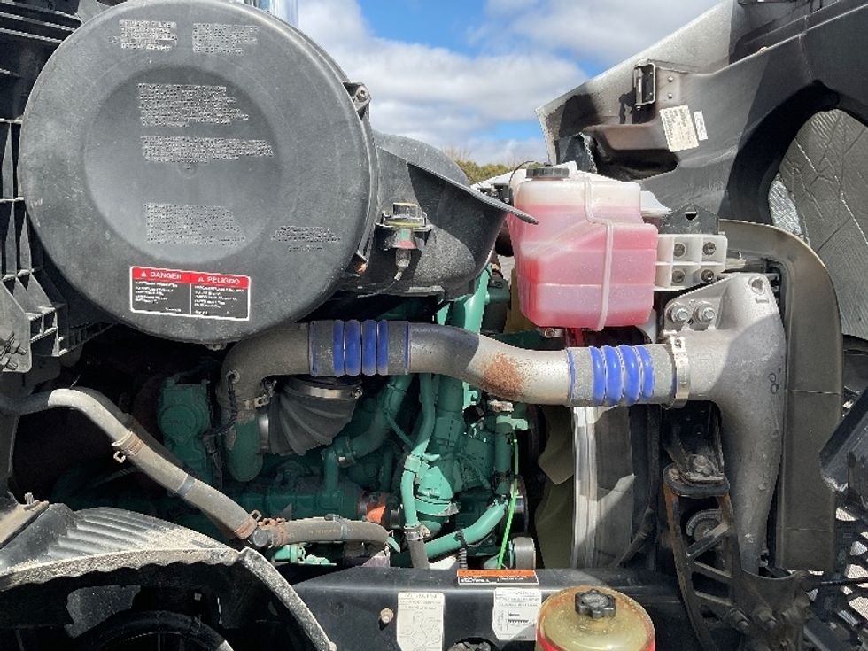 Day Cab Tractor-Heavy Duty Tractors-Volvo-2020-VNR64300-La Porte-IN-355,461\n\t\tmiles-$ 44,250 - Image 15