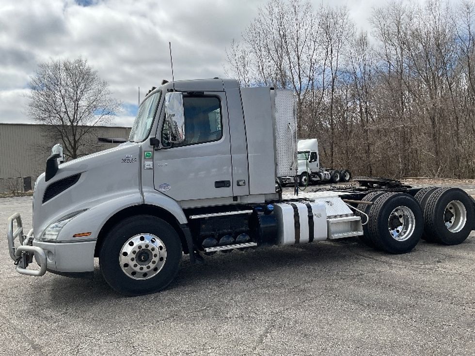 Day Cab Tractor-Heavy Duty Tractors-Volvo-2020-VNR64300-La Porte-IN-355,461\n\t\tmiles-$ 44,250 - Image 4