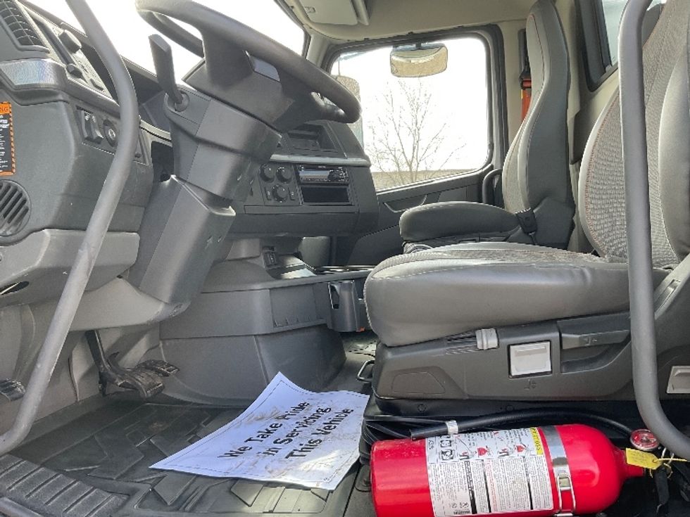 Day Cab Tractor-Heavy Duty Tractors-Volvo-2020-VNR64300-La Porte-IN-355,461\n\t\tmiles-$ 44,250 - Image 9