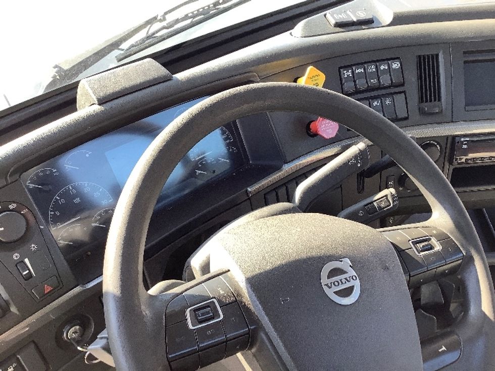 Day Cab Tractor-Heavy Duty Tractors-Volvo-2020-VNR64300-Lacey-WA-244,865\n\t\tmiles-$ 55,250 - Image 11