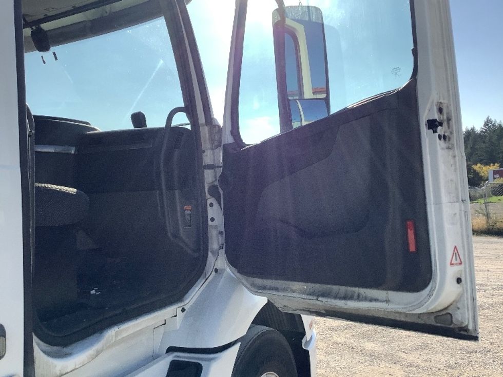 Day Cab Tractor-Heavy Duty Tractors-Volvo-2020-VNR64300-Lacey-WA-244,865\n\t\tmiles-$ 55,250 - Image 12