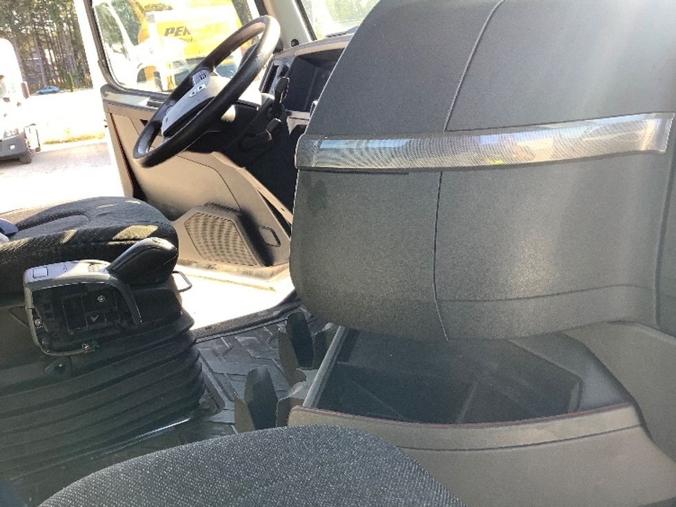 Day Cab Tractor-Heavy Duty Tractors-Volvo-2020-VNR64300-Lacey-WA-244,865\n\t\tmiles-$ 55,250 - Image 14