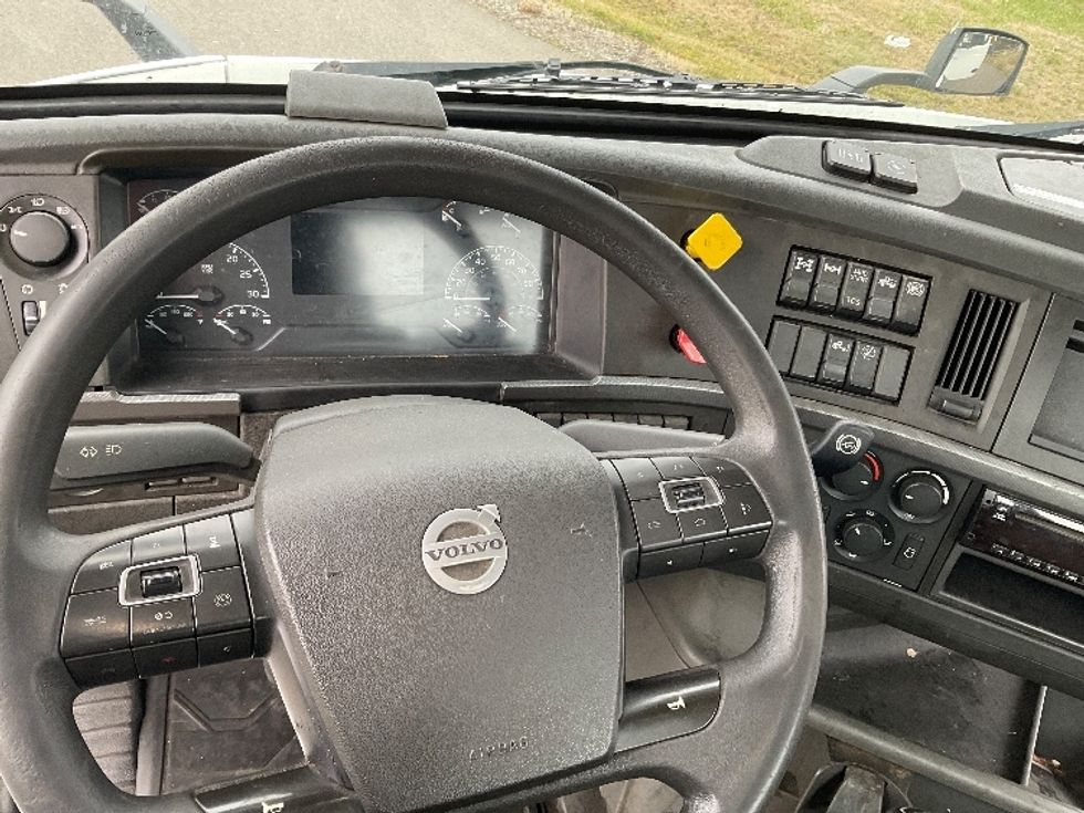 Day Cab Tractor-Heavy Duty Tractors-Volvo-2020-VNR64300-Lacey-WA-307,746\n\t\tmiles-$ 51,750 - Image 11