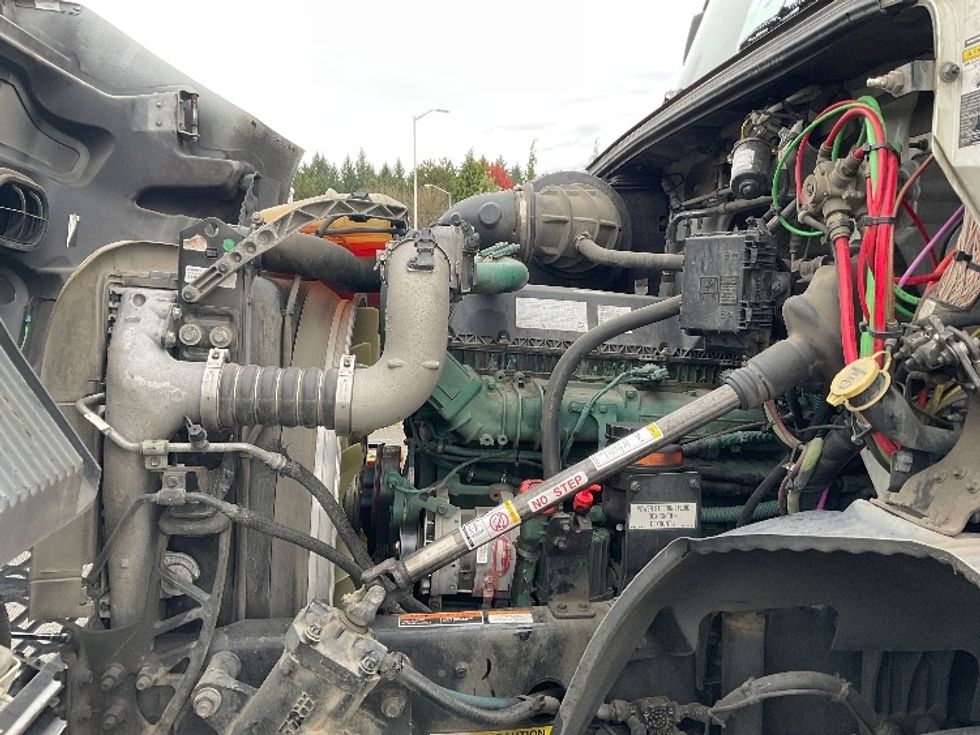 Day Cab Tractor-Heavy Duty Tractors-Volvo-2020-VNR64300-Lacey-WA-307,746\n\t\tmiles-$ 51,750 - Image 15