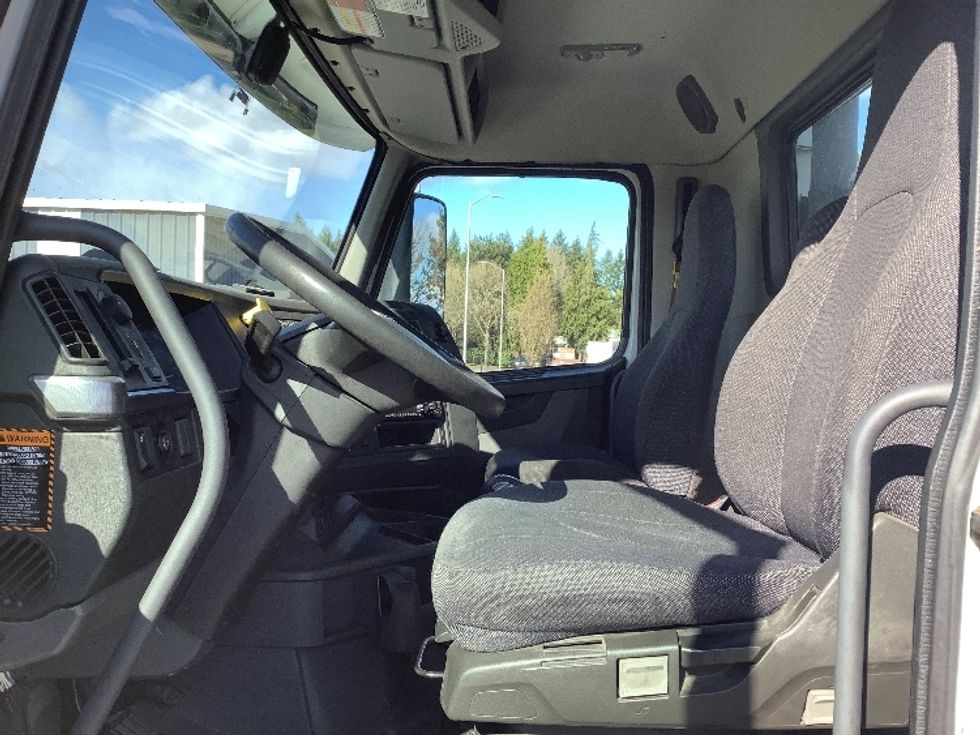 Day Cab Tractor-Heavy Duty Tractors-Volvo-2020-VNR64300-Lacey-WA-393,251\n\t\tmiles-$ 45,250 - Image 10