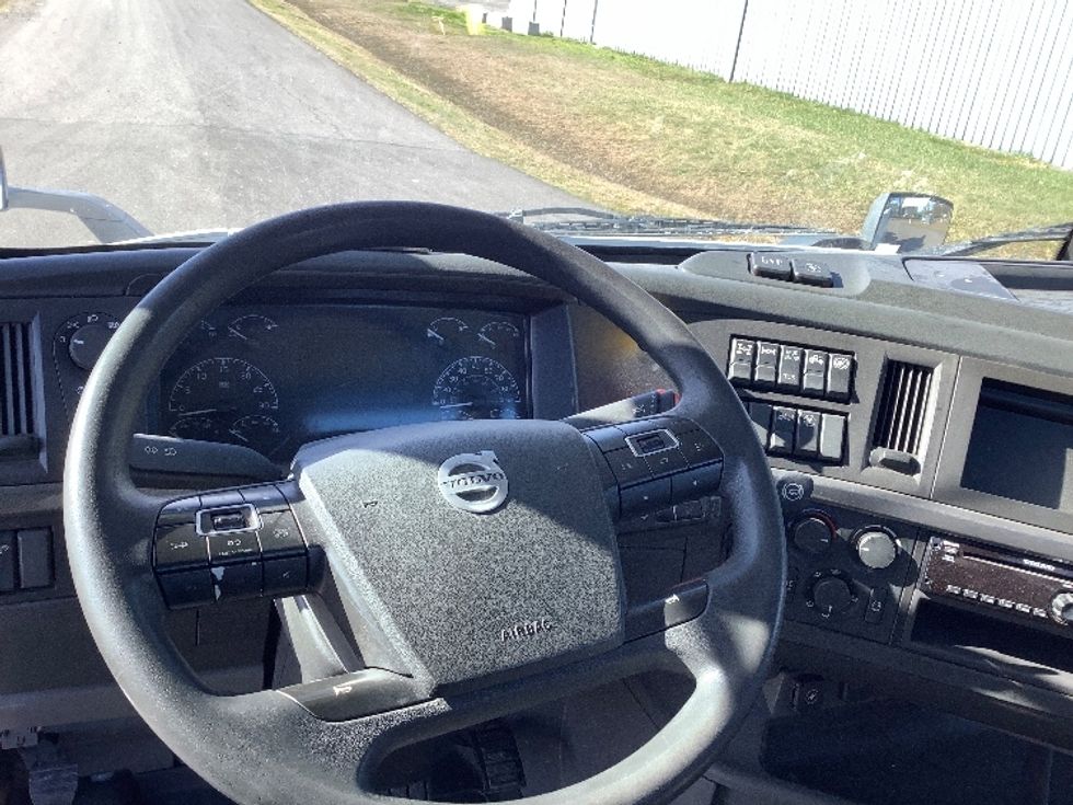 Day Cab Tractor-Heavy Duty Tractors-Volvo-2020-VNR64300-Lacey-WA-393,251\n\t\tmiles-$ 45,250 - Image 11