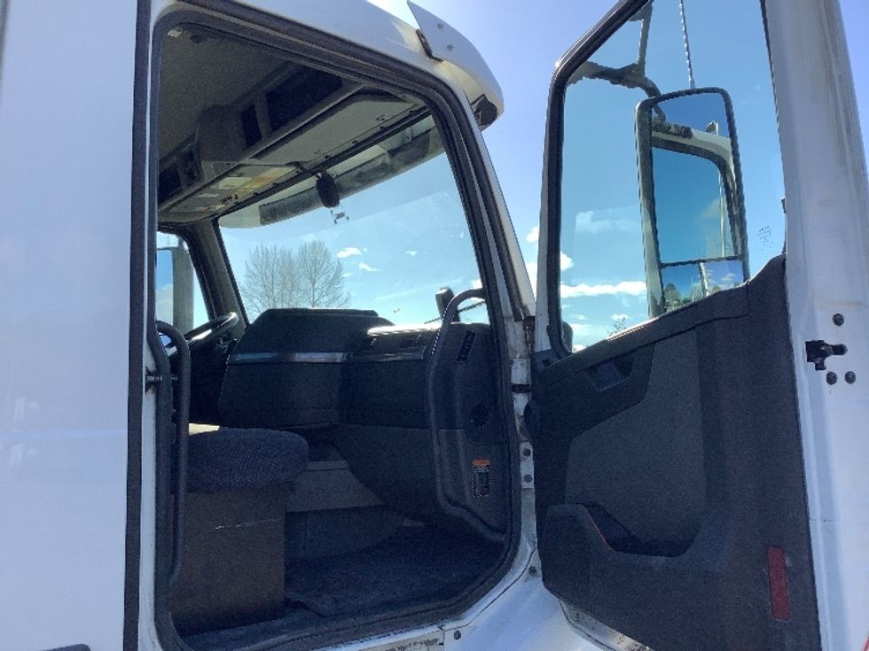Day Cab Tractor-Heavy Duty Tractors-Volvo-2020-VNR64300-Lacey-WA-393,251\n\t\tmiles-$ 45,250 - Image 12