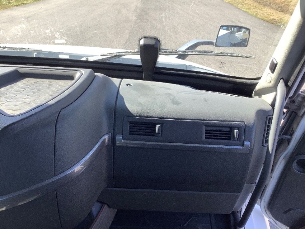 Day Cab Tractor-Heavy Duty Tractors-Volvo-2020-VNR64300-Lacey-WA-393,251\n\t\tmiles-$ 45,250 - Image 13