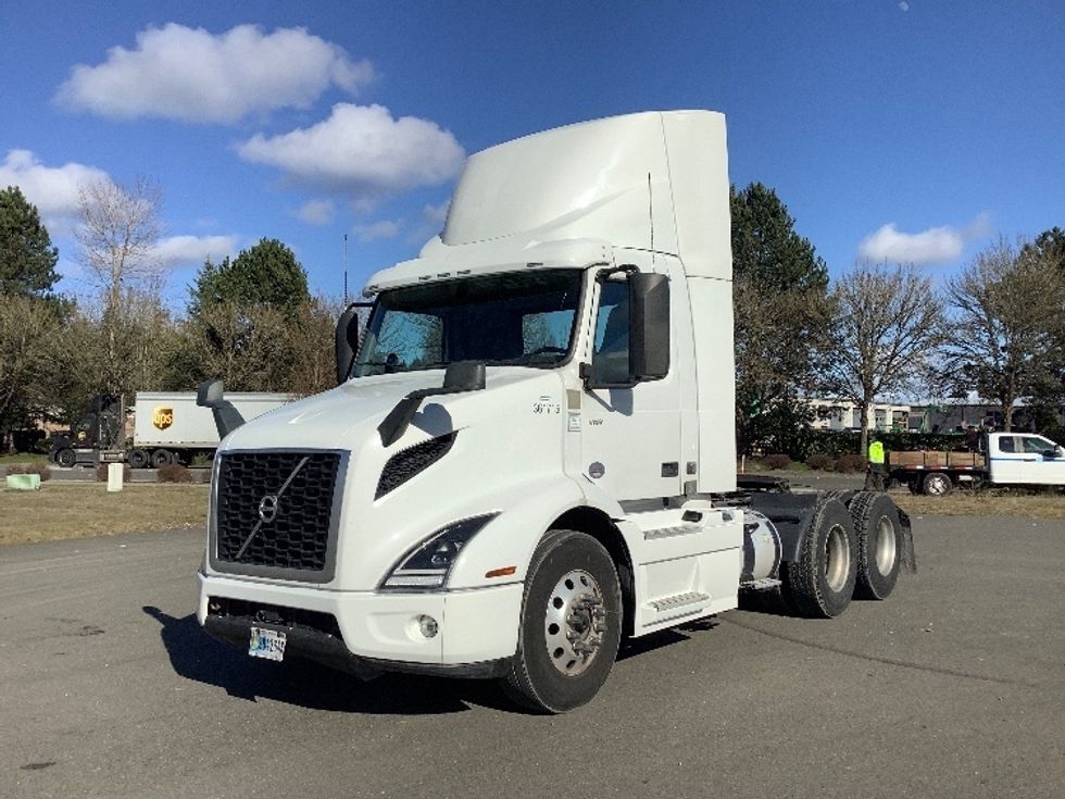 Day Cab Tractor-Heavy Duty Tractors-Volvo-2020-VNR64300-Lacey-WA-393,251\n\t\tmiles-$ 45,250 - Image 3