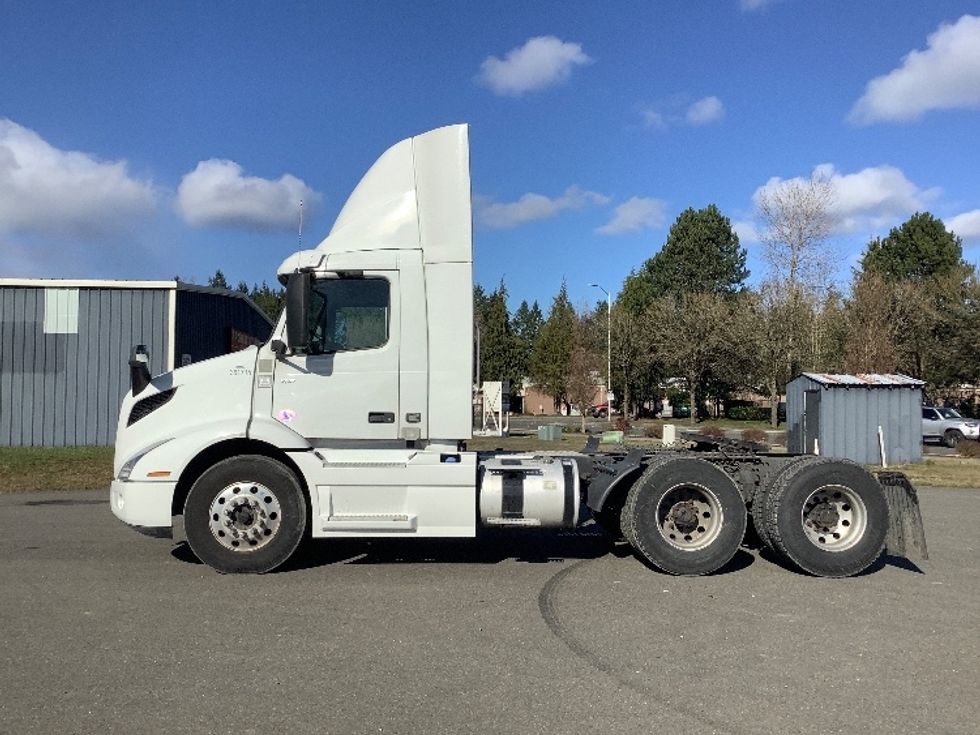 Day Cab Tractor-Heavy Duty Tractors-Volvo-2020-VNR64300-Lacey-WA-393,251\n\t\tmiles-$ 45,250 - Image 4