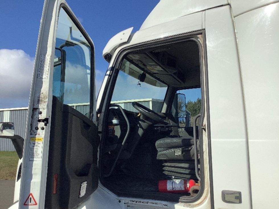 Day Cab Tractor-Heavy Duty Tractors-Volvo-2020-VNR64300-Lacey-WA-393,251\n\t\tmiles-$ 45,250 - Image 9