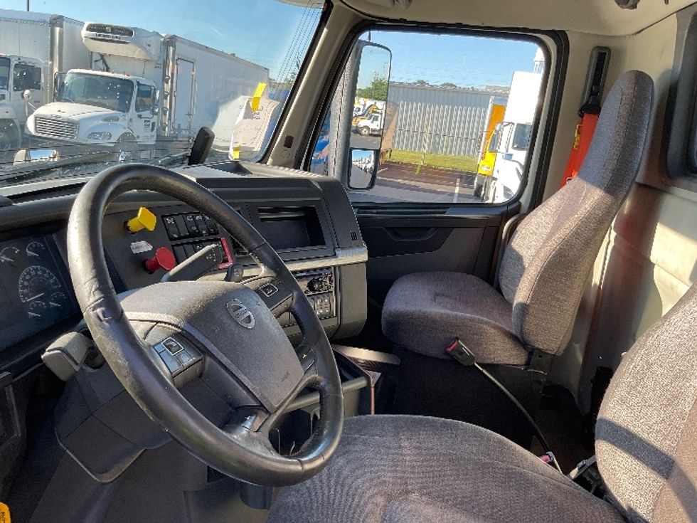 Day Cab Tractor-Heavy Duty Tractors-Volvo-2020-VNR64300-Lancaster-PA-402,679\n\t\tmiles-$ 45,250 - Image 10