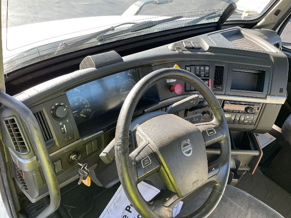 Day Cab Tractor-Heavy Duty Tractors-Volvo-2020-VNR64300-Lancaster-PA-402,679\n\t\tmiles-$ 45,250 - Image 11