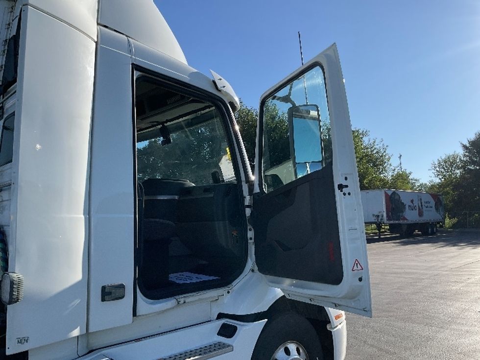 Day Cab Tractor-Heavy Duty Tractors-Volvo-2020-VNR64300-Lancaster-PA-402,679\n\t\tmiles-$ 45,250 - Image 12