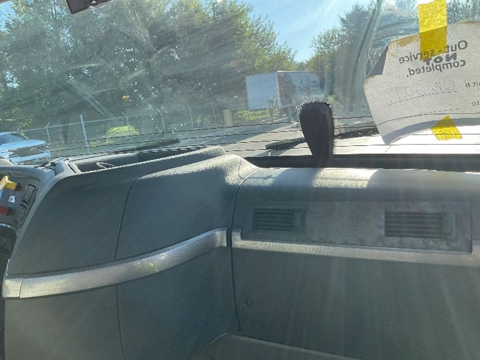 Day Cab Tractor-Heavy Duty Tractors-Volvo-2020-VNR64300-Lancaster-PA-402,679\n\t\tmiles-$ 45,250 - Image 13