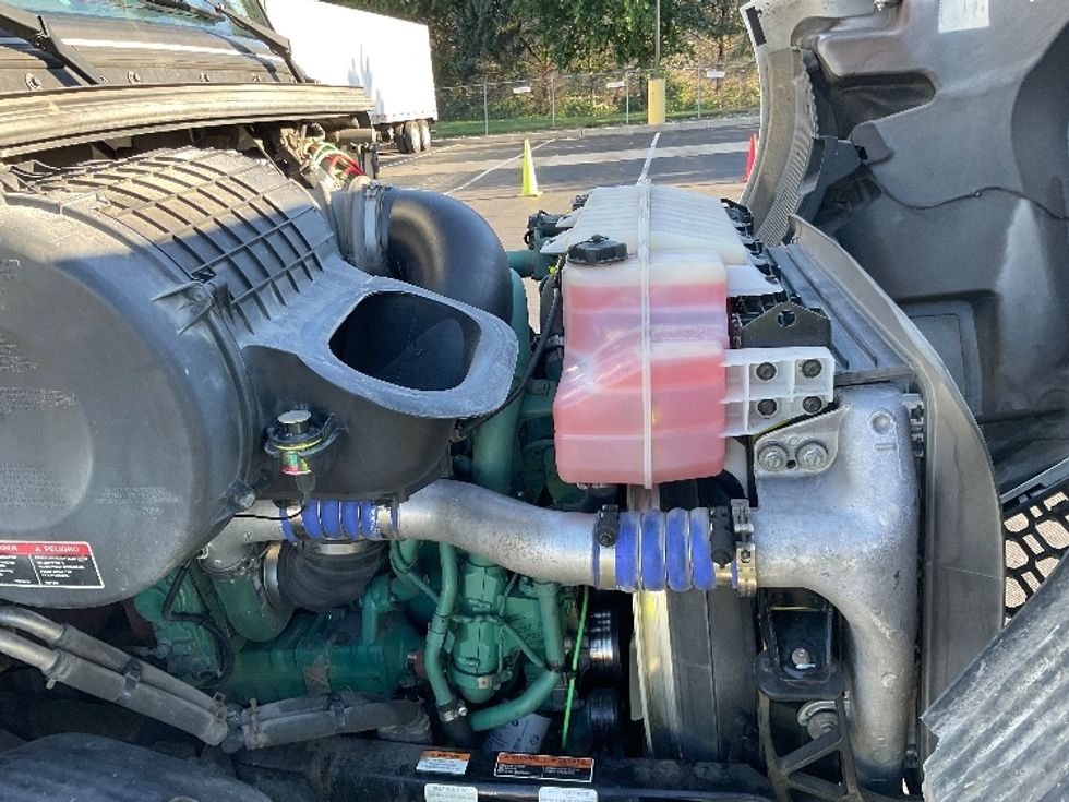 Day Cab Tractor-Heavy Duty Tractors-Volvo-2020-VNR64300-Lancaster-PA-402,679\n\t\tmiles-$ 45,250 - Image 15