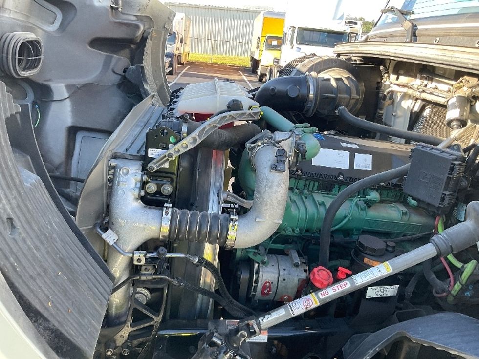 Day Cab Tractor-Heavy Duty Tractors-Volvo-2020-VNR64300-Lancaster-PA-402,679\n\t\tmiles-$ 45,250 - Image 16