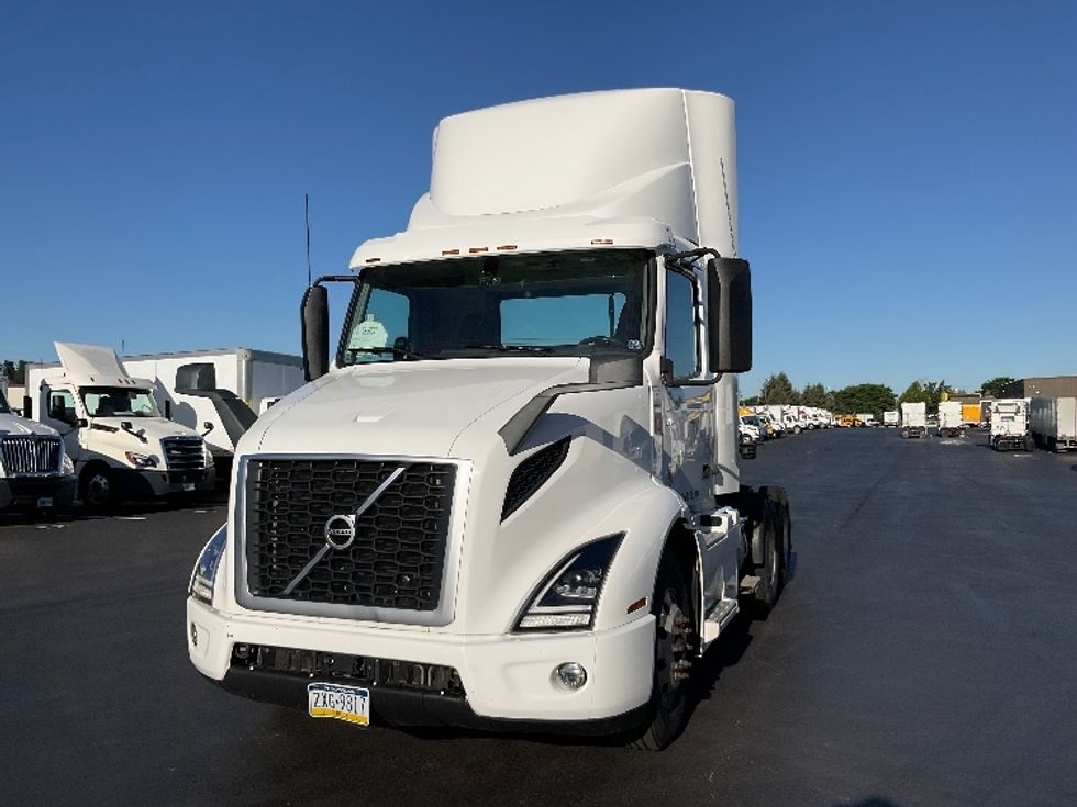 Day Cab Tractor-Heavy Duty Tractors-Volvo-2020-VNR64300-Lancaster-PA-402,679\n\t\tmiles-$ 45,250 - Image 3