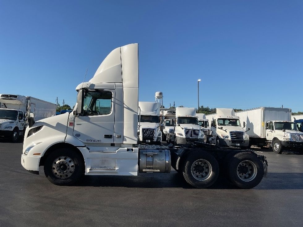 Day Cab Tractor-Heavy Duty Tractors-Volvo-2020-VNR64300-Lancaster-PA-402,679\n\t\tmiles-$ 45,250 - Image 4