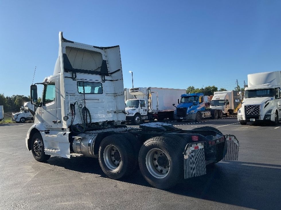 Day Cab Tractor-Heavy Duty Tractors-Volvo-2020-VNR64300-Lancaster-PA-402,679\n\t\tmiles-$ 45,250 - Image 5