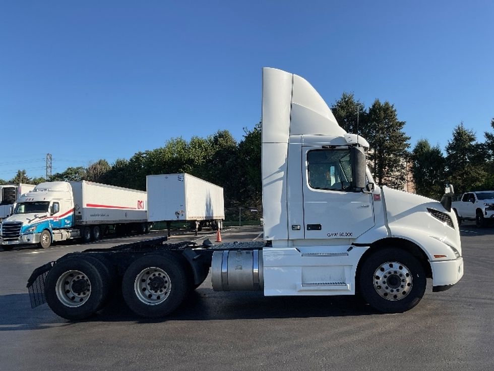 Day Cab Tractor-Heavy Duty Tractors-Volvo-2020-VNR64300-Lancaster-PA-402,679\n\t\tmiles-$ 45,250 - Image 8