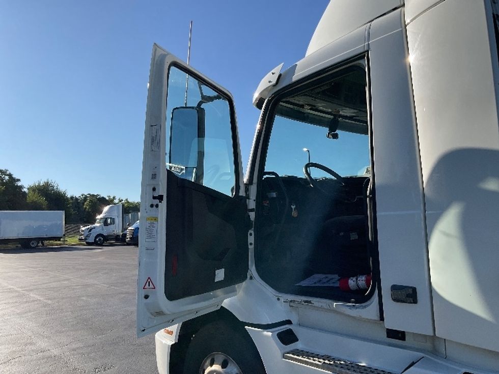Day Cab Tractor-Heavy Duty Tractors-Volvo-2020-VNR64300-Lancaster-PA-402,679\n\t\tmiles-$ 45,250 - Image 9